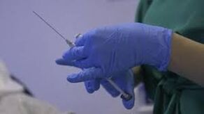 Sprëtz an den Hänn vun engem Dokter